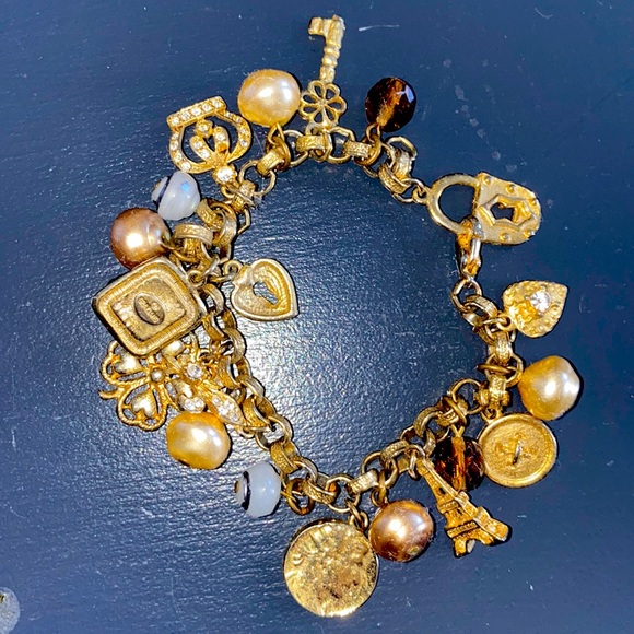 Jewelry - Gold Tone Charm bracelet